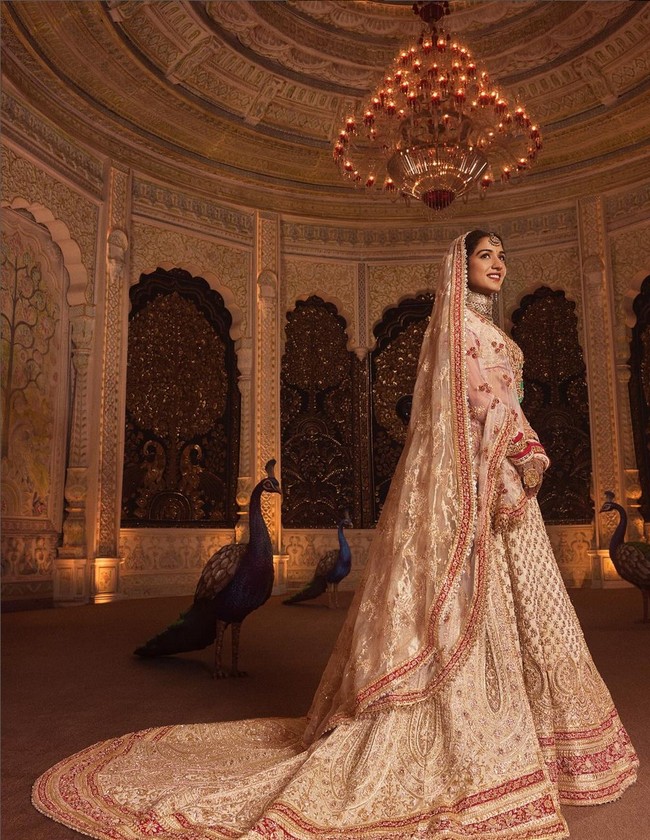 Radhika Merchant juga mengenakan ghagra, rok tradisional India, dengan ekor sepanjang hampir 2 meter. Foto: Instagram/@rheakapoor @@signe_vilstrup @@luismonteirophotography