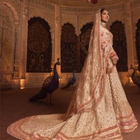 Radhika Merchant juga mengenakan ghagra, rok tradisional India, dengan ekor sepanjang hampir 2 meter. Foto: Instagram/@rheakapoor @@signe_vilstrup @@luismonteirophotography
