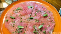 Menu yang ditawarkan bergam dari makanan khas Indonesia, sampai sajian autentik ala Italia seperti Tuna Truffle Tortilla (Rp 95.000). Foto: detikFood