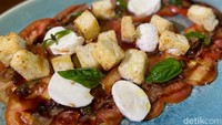 Lalu ada menu Bruschetta (Rp 55.000) khas Italia. Menu pembuka yang satu ini merupakan roti panggang ala Italia dengan tekstur roti yang garing. Foto: detikFood