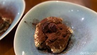 Terakhir wajib pesan Table Service Tiramisu (Rp 75.000). Tentunya selain makanannya yang enak, resto ini cocok buat tempat kencan hingga hangout. Foto: detikFood