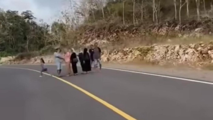 Rombongan orang nekat berfoto di tengah JJLS Gunungkidul. Foto diunggah Sabtu (13/7/2024).