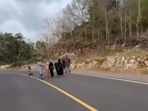 Nekat Berfoto di Tengah JJLS Gunungkidul, Rombongan Nyaris Ditabrak Motor