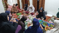 Sejumlah keluarga, kerabat korban dan masyarat juga tampak telah berdatangan ke rumah duka menyambut kedatangan jenazah para korban. (Foto: Esti Widiyana)