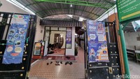 BPBD Surabaya mengirimkan 6 unit ambulans untuk menjemput para korban tewas. Ambulans tersebut direncanakan tiba pukul 21.00 WIB malam ini. (Foto: Esti Widiyana)