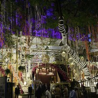 Rumah ini sekali lagi menjadi lokasi puncak pesta pernikahan anak Mukesh Ambani. Giliran Anant yang menikah di rumah tersebut bersama Radhika Merchant pada Jumat (12/7/2024). Rangkaian acara telah digelar sejak Maret lalu dengan menghadirkan deretan penyanyi top dunia, mulai dari Rihanna, Katy Perry, Backstreet Boys, hingga Justin Bieber. (Foto: AP Photo/Rajanish Kakade)