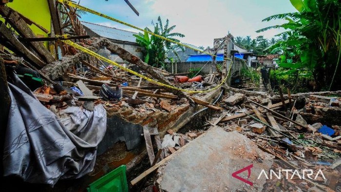 Ledakan Dahsyat Menimpa Permukiman Nelayan di Pandeglang, Menghancurkan Rumah-Rumah