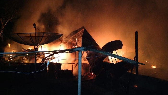 Rumah warga di Belitung dibakar anaknya yang sedang mabuk.