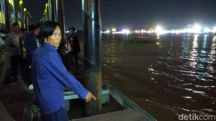 Saksi Ali menunjukkan lokasi korban melompat ke Sungai Musi