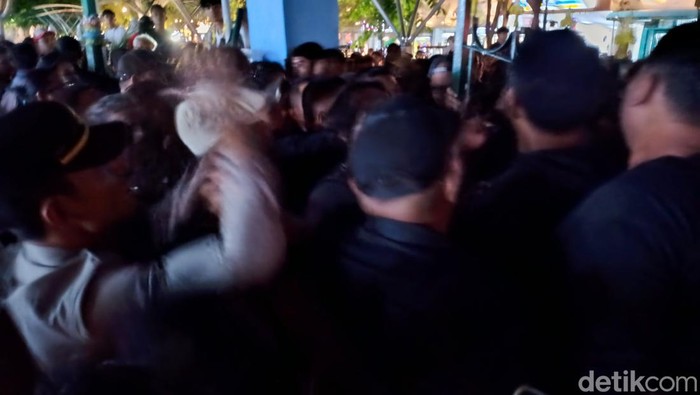 Saling dorong antara pedagang dan petugas keamanan Malioboro, Sabtu (13/7/2024).