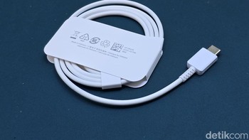 Samsung memberikan kabel data USB-C. Foto: Adi Fida Rahman/detikINET