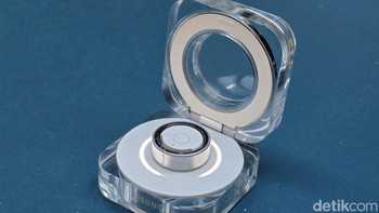 Case Galaxy Ring diberikan indikator LED untuk status pengisian daya. Foto: Adi Fida Rahman/detikINET