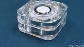 Masa pakai baterai hingga tujuh hari, dan termasuk wadah pengisi daya. Foto: Adi Fida Rahman/detikINET