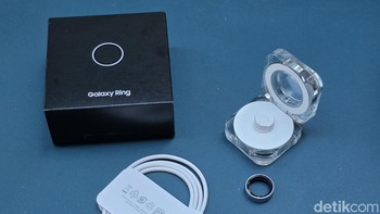 Galaxy Ring dijuali mulai dari USD Rp 400 (sekitae Rp 6,4 juta dan tersedia dalam warna Titanium Black, Titanium Silver, dan Titanium Gold. Foto: Adi Fida Rahman/detikINET