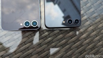 Namun saat dilihat lebih dekat, kamera belakang Galaxy Z Flip 6 kini dihiasi cincin dengan warna yang sama seperti bodinya. Lebih fresh! Foto: Virgina Maulita Putri/detikINET