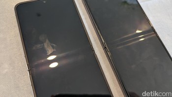 Samsung berhasil mengurangi lipatan atau crease di layar utama Galaxy Z Flip 6 (kiri). Foto: Virgina Maulita Putri/detikINET