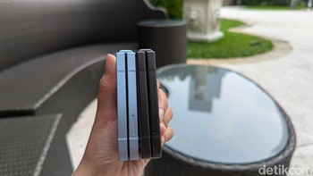 Satu hal yang membedakan Galaxy Z Flip 6 adalah keempat sisinya lebih flat atau datar dibandingkan dengan Galaxy Z Flip 5. Foto: Virgina Maulita Putri/detikINET