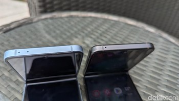 Di bagian atas Galaxy Z Flip 6 terdapat dua mikrofon, berbeda dengan satu mikrofon yang ada di Galaxy Z Flip 5. Foto: Virgina Maulita Putri/detikINET