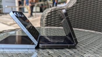 Dalam keadaan dibuka, Galaxy Z Flip 6 terlihat lebih tebal dibandingkan Flip 5 karena baterainya yang lebih besar (4.000 mAh vs 3.700 mAh) padahal ketebalan keduanya sama. Foto: Virgina Maulita Putri/detikINET