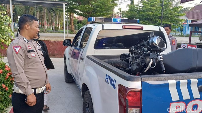 Sepeda motor yang terlibat tabrakan dengan truk diamankan ke Mapolres Pangkep.