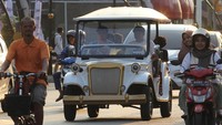 Mobil itu berkeliling menyaksikan suasana kawasan wisata sejarah Kota Lama Surabaya dengan rute yang telah ditentukan. 