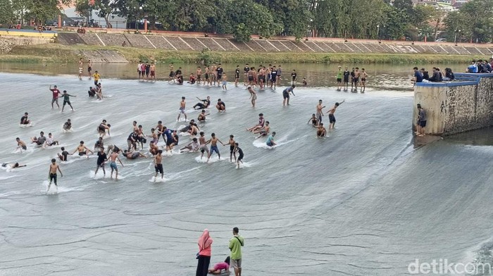 Suasana di Bendung Pleret Banjir Kanal Barat Semarang, Sabtu (13/7/2024).