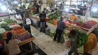 Pedagang sayur melayani pembeli di Pasar Jambu Dua, Kota Bogor, Jawa Barat, Jumat (12/7/2024). 