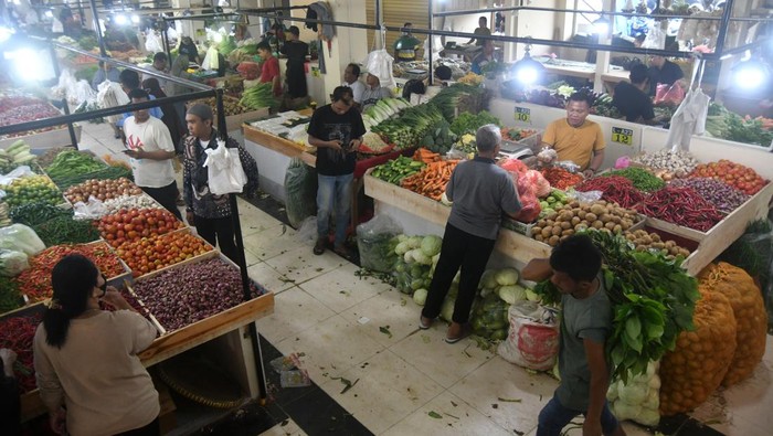 Pedagang sayur melayani pembeli di Pasar Jambu Dua, Kota Bogor, Jawa Barat, Jumat (12/7/2024). Pasar tersebut telah selesai direvitalisasi dengan anggaran sebesar Rp70 miliar yang kini mampu menampung sebanyak 1.141 pedagang dan menjadi pasar pangan bersih, nyaman dan modern. ANTARA FOTO/Arif Firmansyah/nym.
