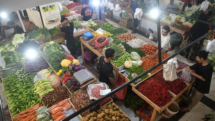 Pedagang sayur melayani pembeli di Pasar Jambu Dua, Kota Bogor, Jawa Barat, Jumat (12/7/2024). Pasar tersebut telah selesai direvitalisasi dengan anggaran sebesar Rp70 miliar yang kini mampu menampung sebanyak 1.141 pedagang dan menjadi pasar pangan bersih, nyaman dan modern. ANTARA FOTO/Arif Firmansyah/nym.