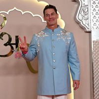 Aktor dan pegulat John Cena datang sendirian ke pernikahan Anant Ambani dan Radhika Merchant. Pria 47 tahun ini tampak mengenakan tunik biru dipadu celana panjang. Foto: Getty Images