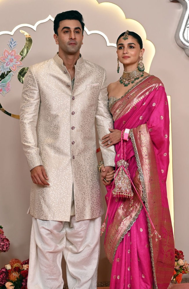 Aktris Alia Bhatt dan suaminya aktor Ranbir Kapoor tak ketinggalan jadi tamu undangan. Alia tampil dengan busana tradisional berupa lehenga dan kain saree. Brgitu pula Ranbir yang memakai setelan Sherwani. Foto: Getty Images