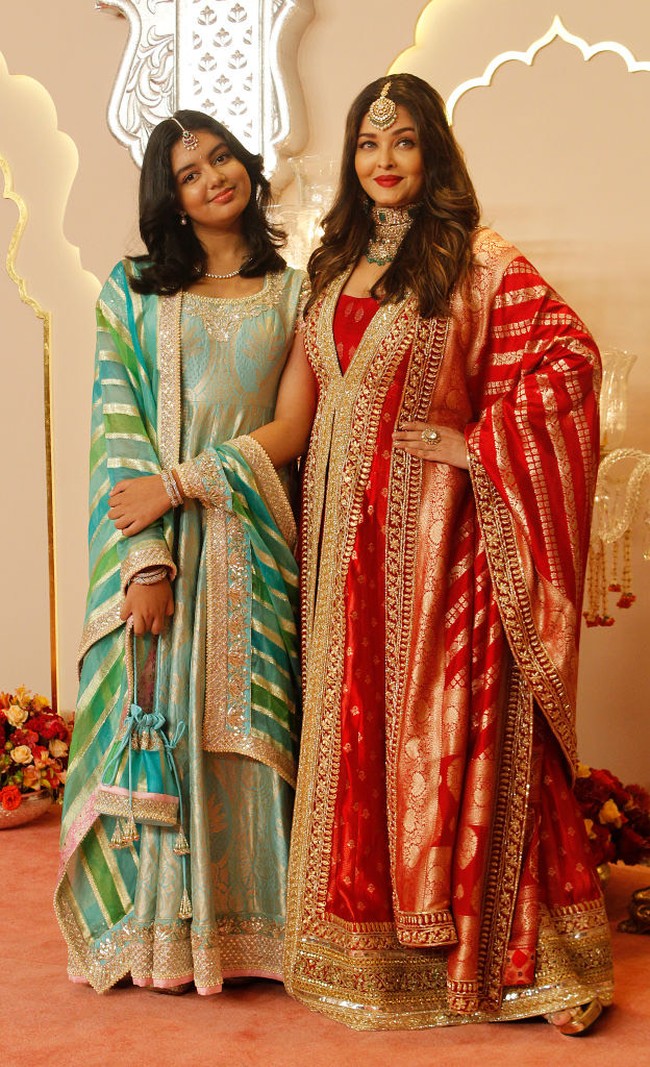 Aishwarya Rai membawa serta putrinya, Aaaradhya Bachchan. Keduanya tampil kompak mengenakan busana dengan motif serupa. Foto: Getty Images