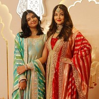 Aishwarya Rai membawa serta putrinya, Aaaradhya Bachchan. Keduanya tampil kompak mengenakan busana dengan motif serupa. Foto: Getty Images