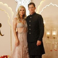 Pengusaha dan sosialita AS Nicky Hilton tampil dalam balutan crop top dipadu rok lebar bernuansa silver. Adik Paris Hilton ini hadir bersama sang suami James Rothschild. Foto: Getty Images