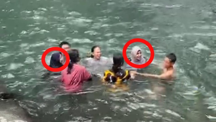 Tangkapan layar video detik-detik 2 remaja putri tenggelam di Air Terjun Jami, Maros. Salsabilah Azahra Allisa Anggraeni (jilbab hitam) dan Tazkiyah Wulandari (jilbab abu-abu).