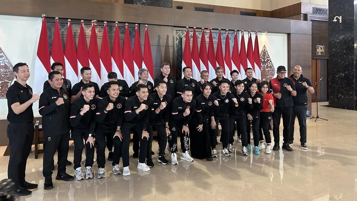 tim Bulutangkis Indonesia menjelang penerbangan ke Paris untuk berlaga di Olimpiade 2024, Sabtu (13/7).
