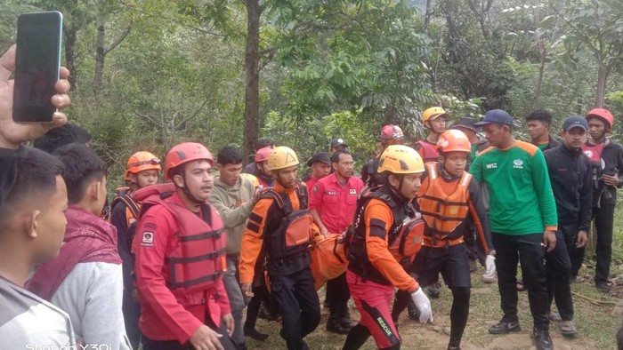 Tim SAR mengeveakuasi jenazah dua remaja putri yang tenggelam di Air Terjun Jami, Kabupaten Maros, Sulsel.
