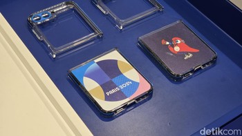 Pengunjung dapat melihat langsung case khusus Galaxy Z Flip 6 edisi Olimpiade Paris 2024 Foto: detikINET/Adi Fida Rachman