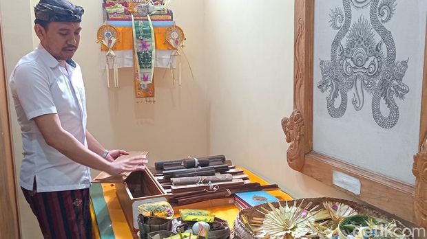 Upacara pembersihan lontar saat Hari Raya Bhakti Saraswati di Unit Lontar FIB Unud, Sabtu (13/7/2024).