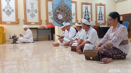 Upacara pembersihan lontar saat Hari Raya Bhakti Saraswati di Unit Lontar FIB Unud, Sabtu (13/7/2024).