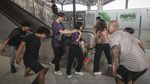 Wahana Teror Zombie di LRT Jakarta, Berani?