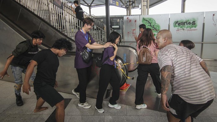 Wahana Teror Zombie di LRT Jakarta, Berani? Aktor beraksi menakuti penumpang Lintas Raya Terpadu (LRT) Jakarta pada Pandora Box Artmire Festival 2024 di Stasiun LRT Velodrome, Jakarta, Sabtu (13/7/2024). PT LRT Jakarta berkolaborasi dengan Pandora Box menghadirkan wahana zombie bertema Train to Apocalypse: No Way Out untuk meningkatkan minat masyarakat menggunakan moda transportasi LRT yang berlangsung selama 45 hari hingga 18 Agustus 2024. ANTARA FOTO/Dhemas Reviyanto/Spt.