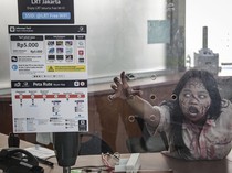 Wahana Teror Zombie di LRT Jakarta, Berani?