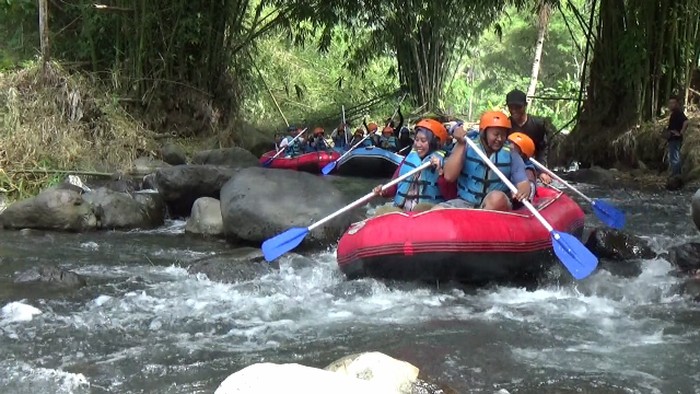 Wisata arung jeram di Sungai Betotoh di Kecamatan Senduro, Lumajang