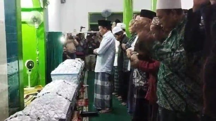 5 jenazah sekeluarga laka di tol boyolali disalatkan di musala terdekat