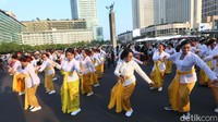 Sekitar 5.000 perempuan berkebaya mengikuti goyang poco-poco.