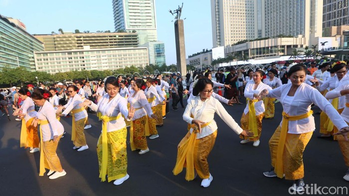 Sekitar 5.000 perempuan berkebaya mengikuti kegiatan flashmob di Bundaran HI Jakarta. Kegiatan ini dalam rangka menyambut Hari Kebaya Nasional.