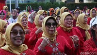 Menurut Giwo, dengan mengenakan kebaya, para perempuan Indonesia menunjukkan bahwa kebaya bukan hanya sebagai identitas saja tetapi kebaya merupakan warisan bangsa Indonesia.