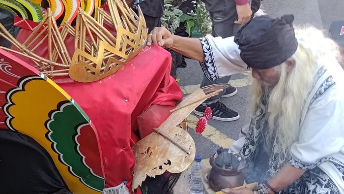 Aksi pawang Banyuwangi Etno Carnival (BEC)