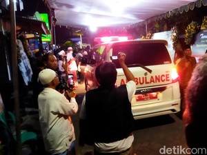 5 Jenazah Korban Laka Tol Boyolali Tiba di Surabaya Disambut Tangis Keluarga